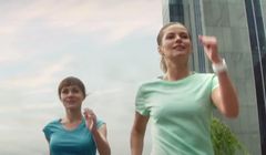 Bank Millennium z Radosławem Kotarskim reklamuje aplikację na smartwatche (wideo)