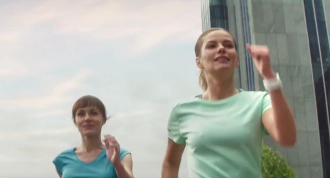 Bank Millennium z Radosławem Kotarskim reklamuje aplikację na smartwatche (wideo)