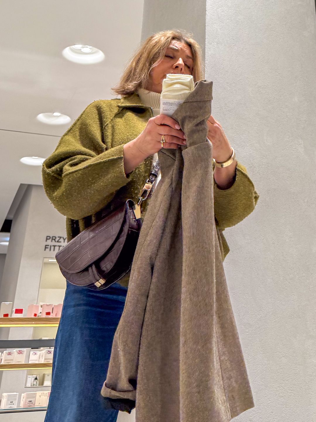 Małgorzata Ostrowska-Królikowska buszuje po galerii handlowej