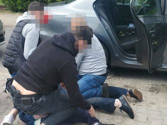 Poili wódką z trucizną. Podsuwali umowy do podpisu. Rusza proces