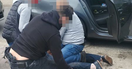 Poili wódką z trucizną. Podsuwali umowy do podpisu. Rusza proces