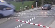 Racibórz: Groźny wypadek pod miastem. Auto osobowe zderzyło się z pociągiem. Kierująca samochodem wjechała na przejazd, mimo czerwonego światła