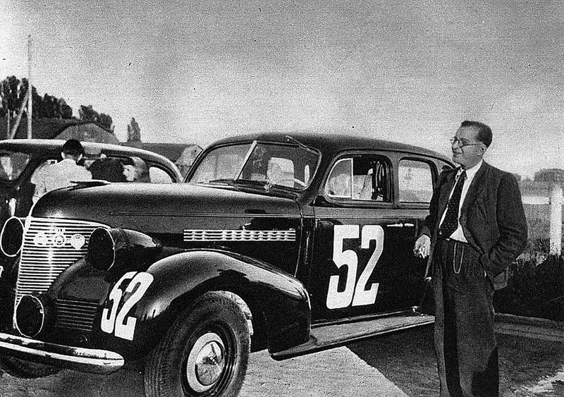 Tadeusz Marek po zwycięstwie w Rajdzie Polskim 1939