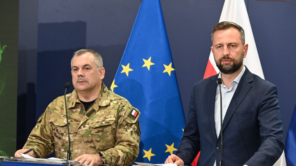 W�adys�aw Kosiniak-Kamysz, Wies�aw Kuku�a
Warszawa, 23.09.2024. Wicepremier, minister obrony narodowej W�adys�aw Kosiniak-Kamysz (P) oraz szef Sztabu Generalnego WP gen. Wies�aw Kuku�a (L) podczas konferencji prasowej w siedzibie MON w Warszawie, 23 bm. Konferencja dotyczy�a operacji FENIKS. (ad) PAP/Radek Pietruszka
Radek Pietruszka
briefing, konferencja, konferencji, MON, operacja FENIKS, polityk, polityka