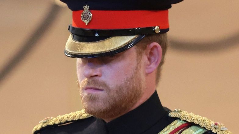 Książę Harry nie mógł przypiąć do munduru inicjałów królowej Elżbiety II