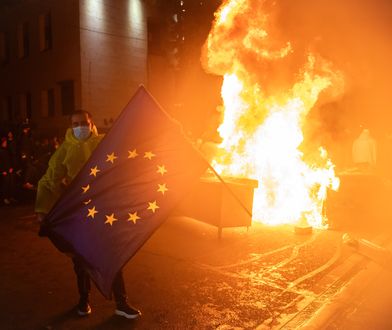 Szturm na parlament w Tbilisi. W ruch poszły armatki