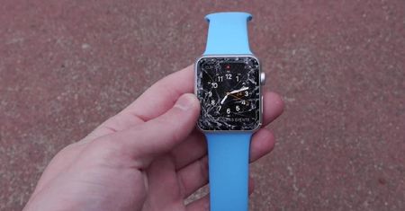 Apple Watch przetestowany pod kątem odporności na upadki. Poradził sobie... różnie