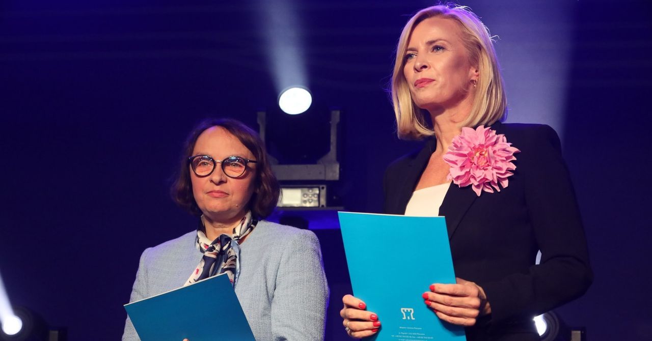 Dorota Bystrzycka, dyrektorka SP nr 3 w Pleszewie z nagrodą Wielkopolskiego Kuratora Oświaty im. Jana Amosa Komeńskiego