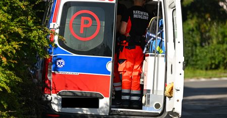 Pijany 43-latek wtargnął do karetki. Potem pobił ratowników medycznych. Skandal w Jarocinie