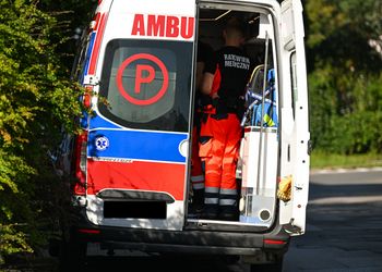 Pijany 43-latek wtargnął do karetki. Potem pobił ratowników medycznych. Skandal w Jarocinie