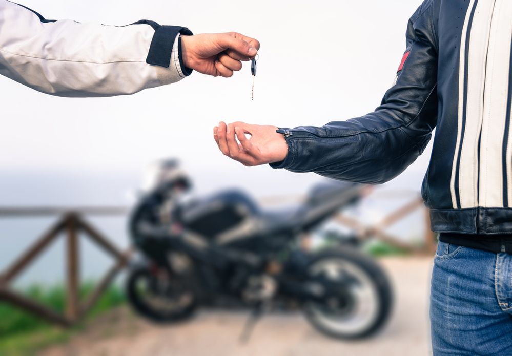 Umowa sprzedaży motocykla bezpieczna dla kupującego. Ważne zapisy