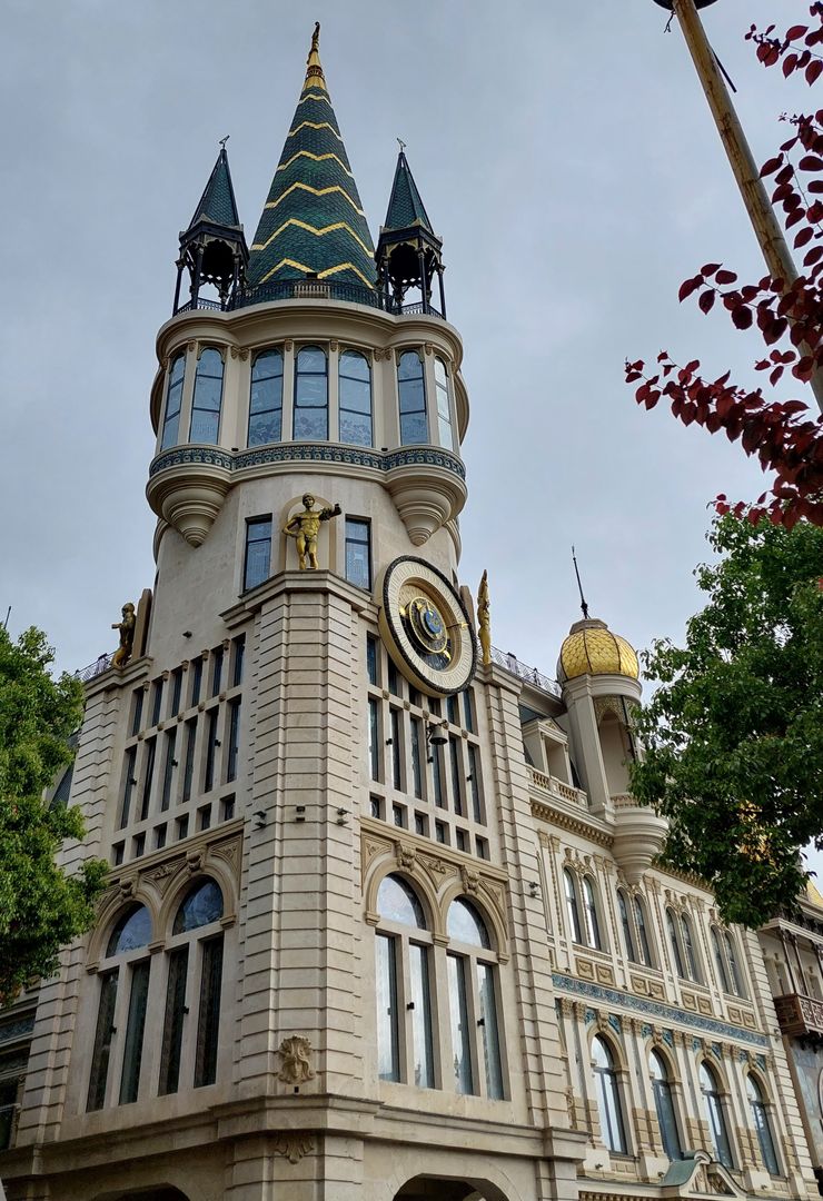 W Batumi nie brakuje też pięknych, zdobionych, zabytkowych budynków 