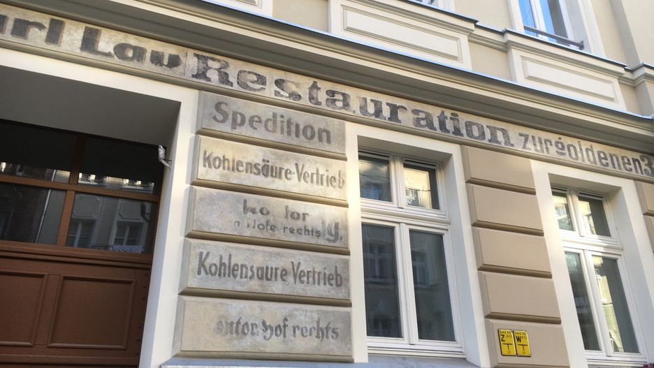 Na wielu wrocławskich kamienicach można odnaleźć ślady przeszłości, dawniej wstydliwie ukrywane, dziś traktowane jako znak czasu