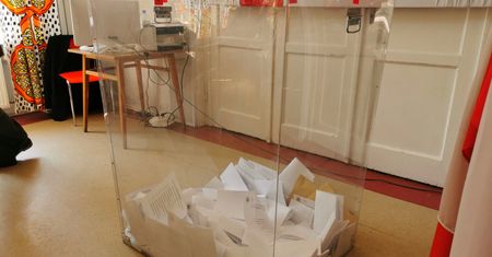 Wybory 2020. Policja w lokalu w Kielcach. Ojciec oddał głos za syna