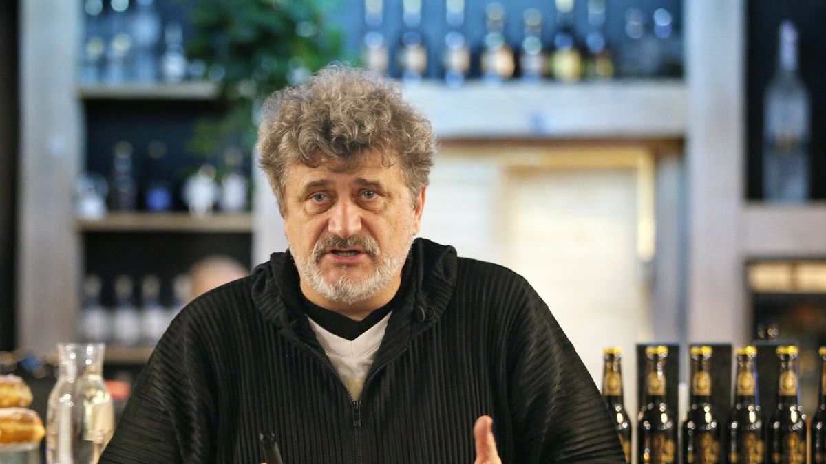 Beczki Palikota - spotkanie promocyjne w KrakowieFot. Damian Klamka/East News. Krakow 20.02.2020. Akcja Beczki Palikota - spotkanie promocyjne w Krakowie. n/z Janusz PalikotDamian Klamka