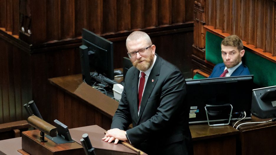 Grzegorz Braun
Warszawa, 04.11.2022. Pose� Konfederacji Grzegorz Braun (L) na sali obrad ni�szej izby parlamentu w Warszawie, 4 bm. Pos�owie zajmuj� si� m.in. projektem ustawy, kt�ry zmienia podporz�dkowanie Funduszu Edukacji Finansowej, projektem ws. utworzenia Pa�stwowego Instytutu Medycznego MSWiA. (ad) PAP/Mateusz Marek
Mateusz Marek
9  9., IX, kadencji, obrad, obrady, plenarna, polityk polityka, posiedzenie, sala, sejm