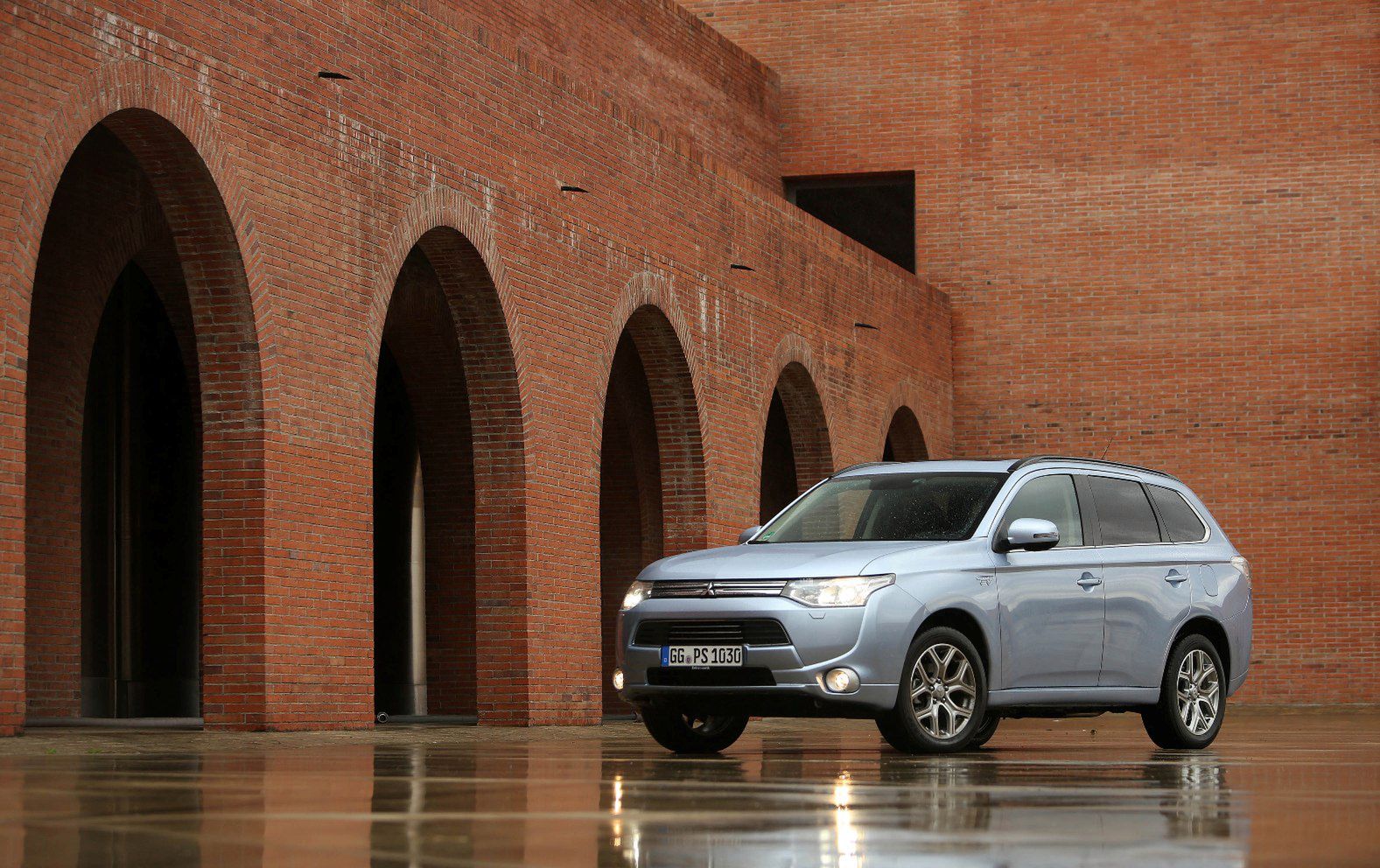 Mitsubishi Outlander PHEV 2