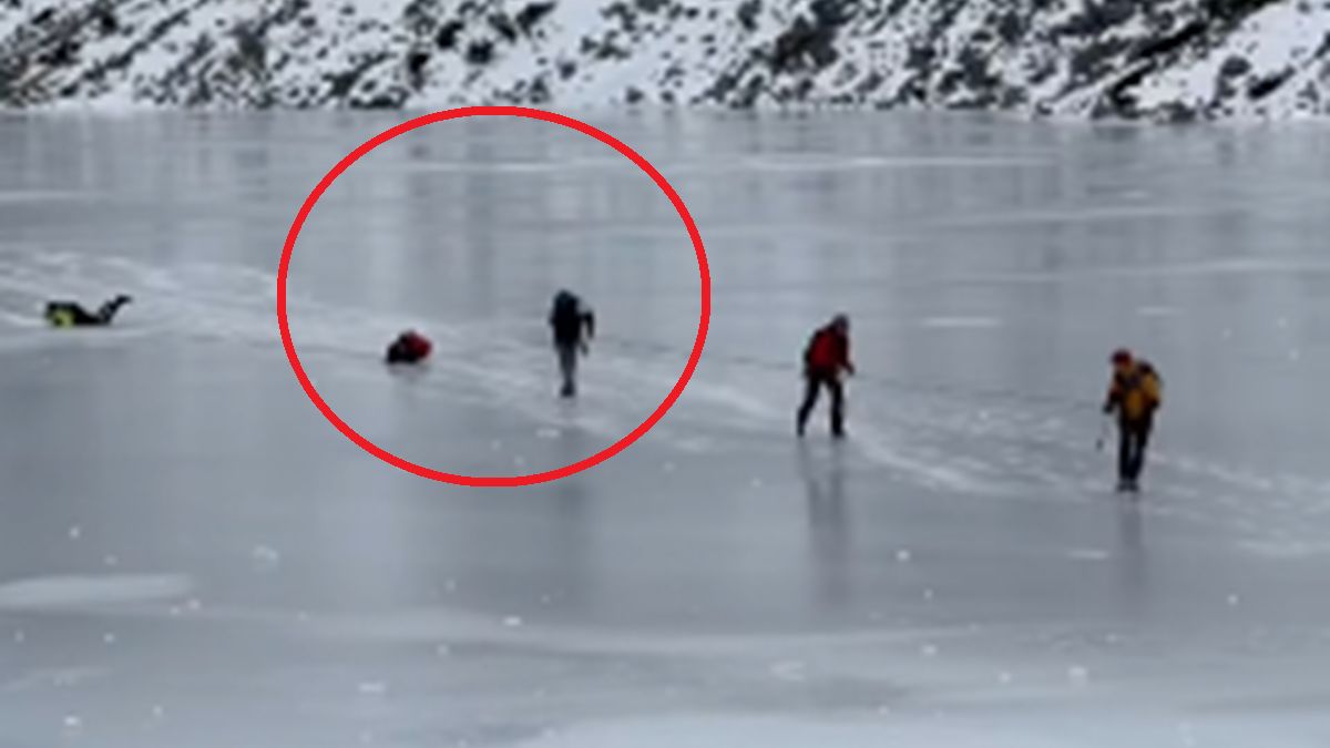 Weszli na zamarzniętą taflę jeziora.