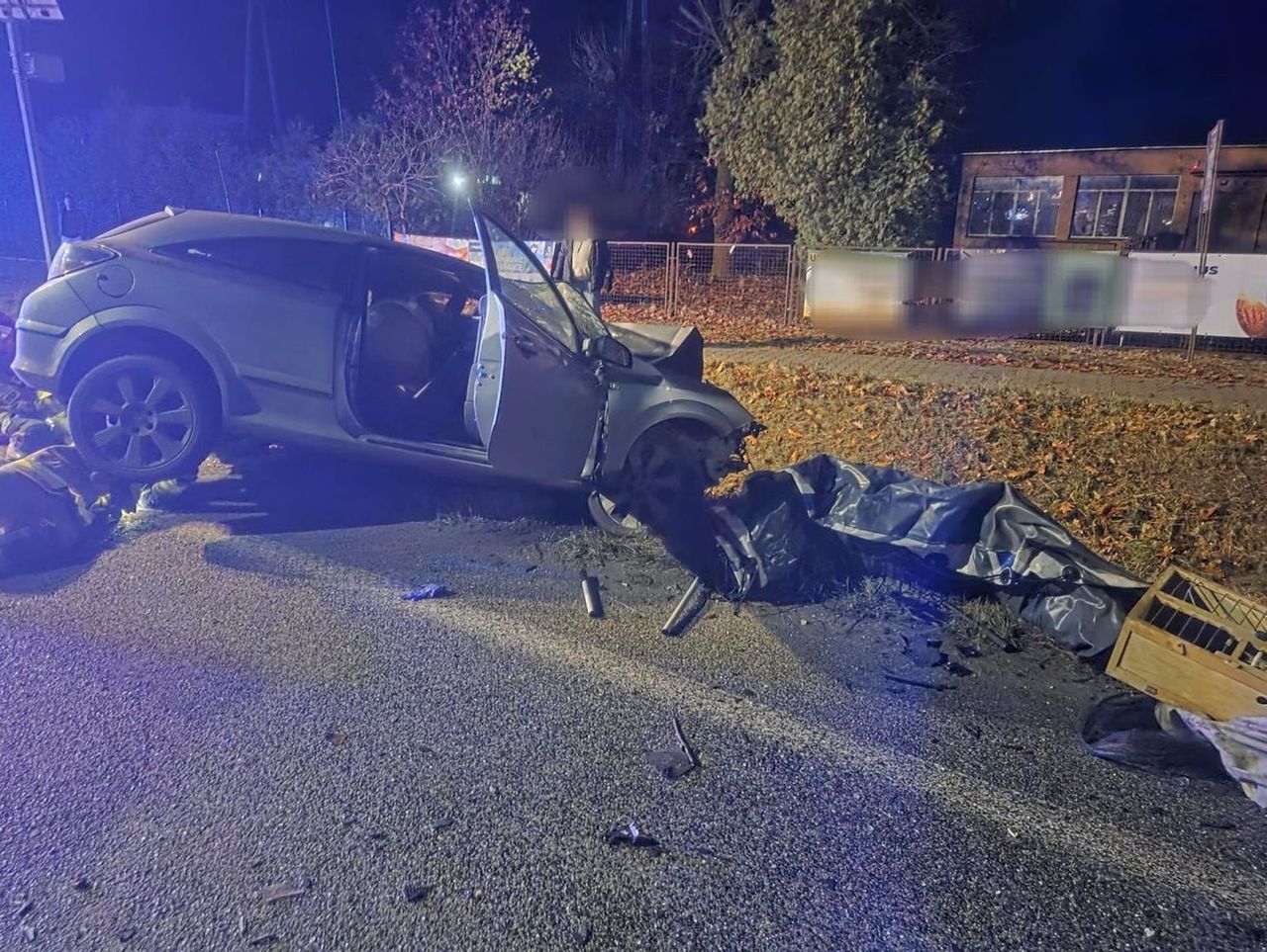 Dzierzążnia: Czołowe zderzenie osobowego opla i ciężarówki. Młody kierowca zmarł mimo długiej akcji reanimacyjnej