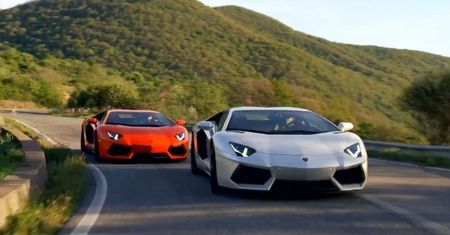 Dwa Lamborghini Aventador w swoim naturalnym środowisku [wideo]