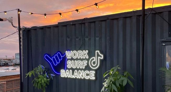 Work, surf, balance, czyli dobrze czasem popracować z widokiem na morze
