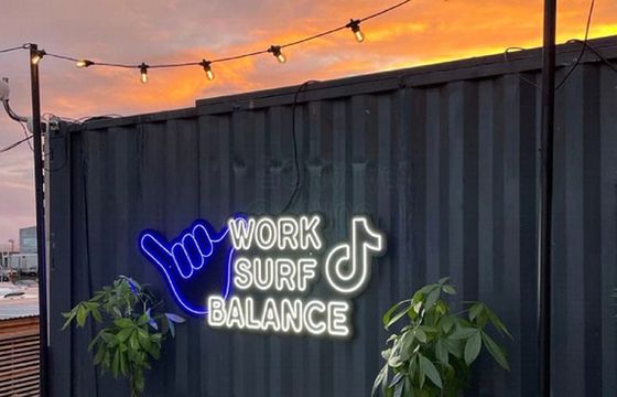 Work, surf, balance, czyli dobrze czasem popracować z widokiem na morze