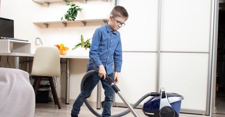 Podział obowiązków w domu – jak zaangażować dzieci do prac domowych?