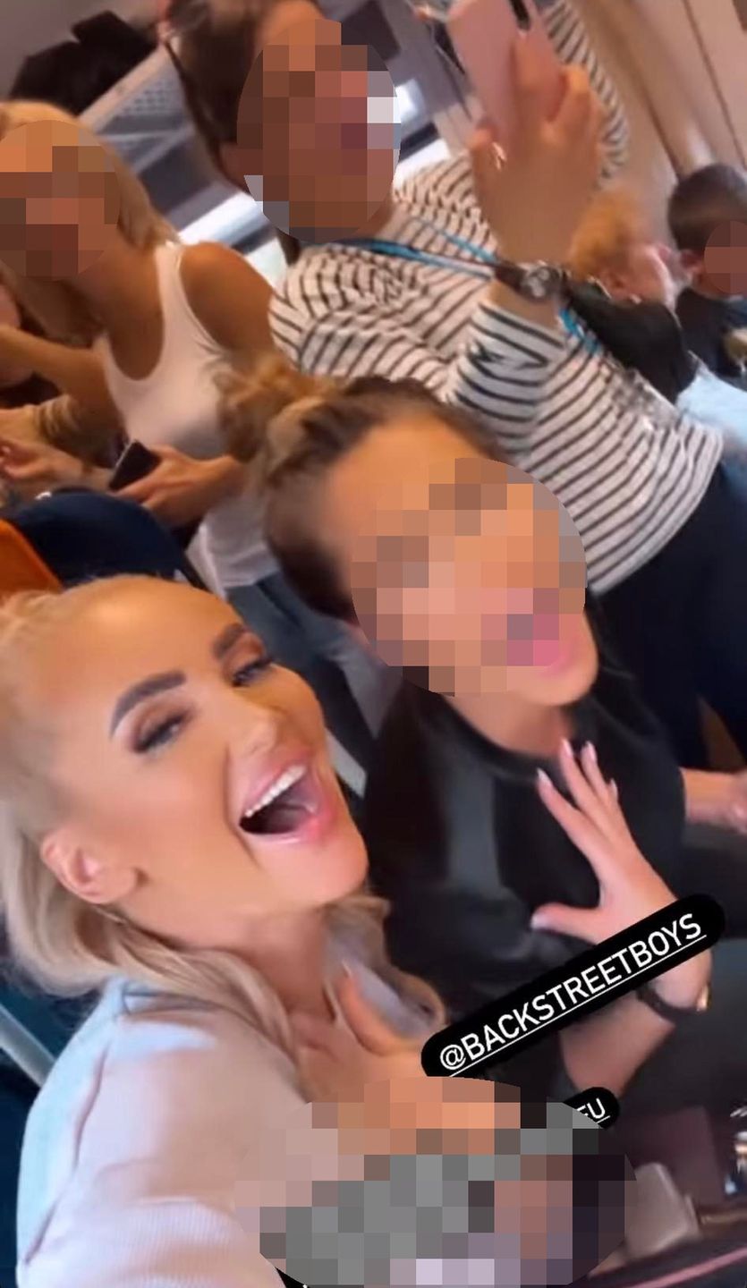 Izabela Macudzińska z koleżankami w pociągu