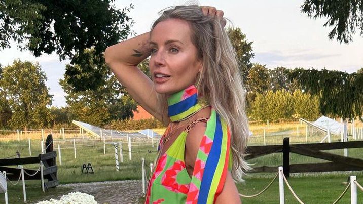 Agnieszka Woźniak-Starak w wielobarwnej sukience