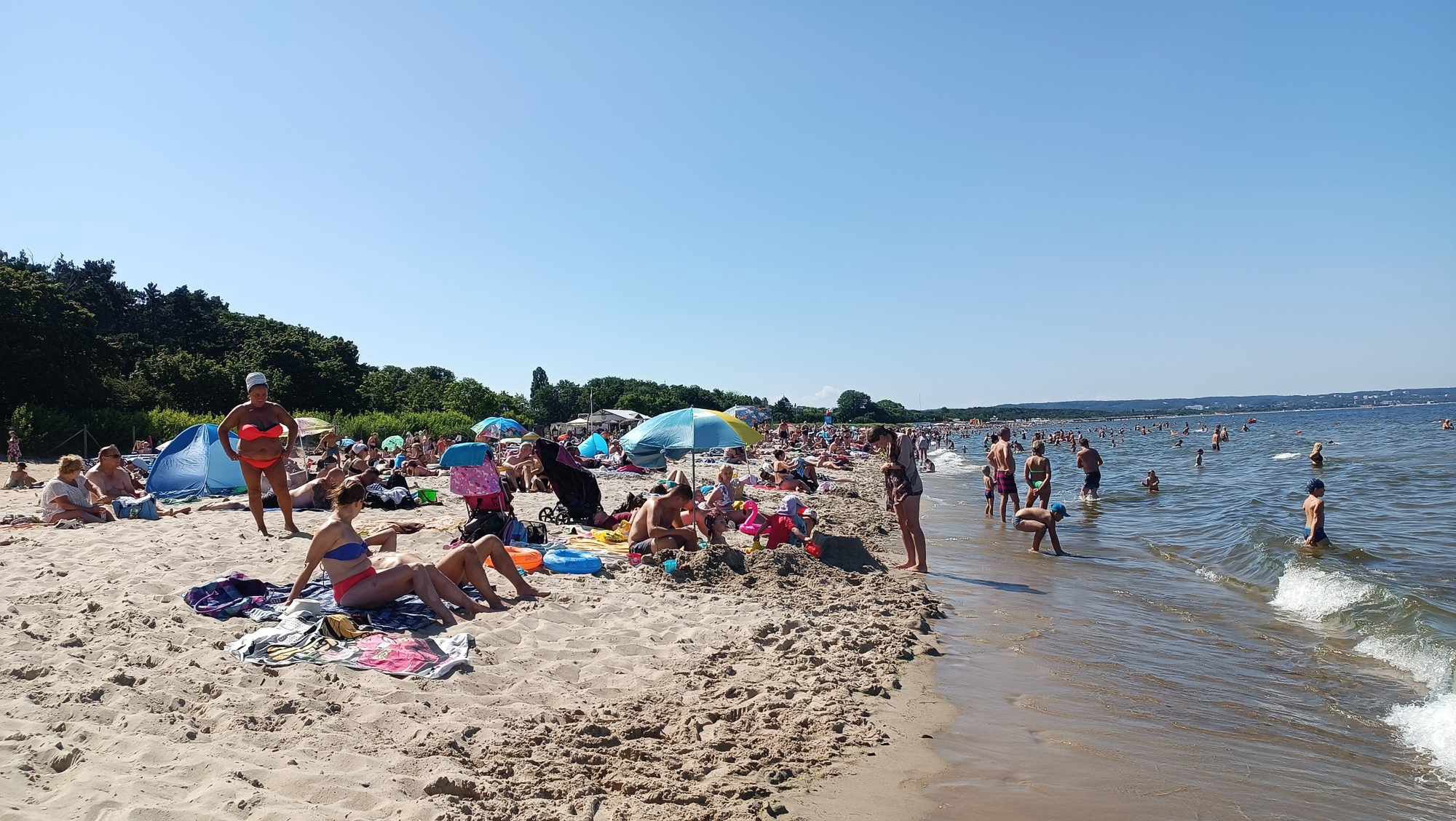 Polacy coraz częściej idąc na plaże, zabierają ze sobą namioty i parasole 