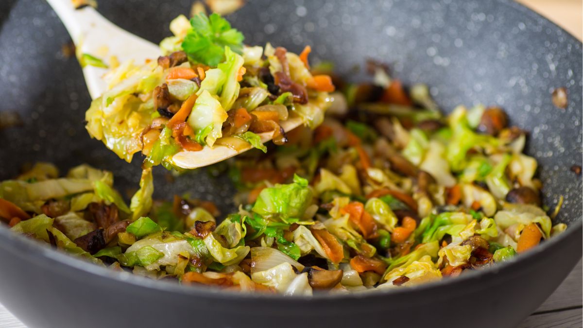 Młodą kapustę szybciej zrobisz na patelni