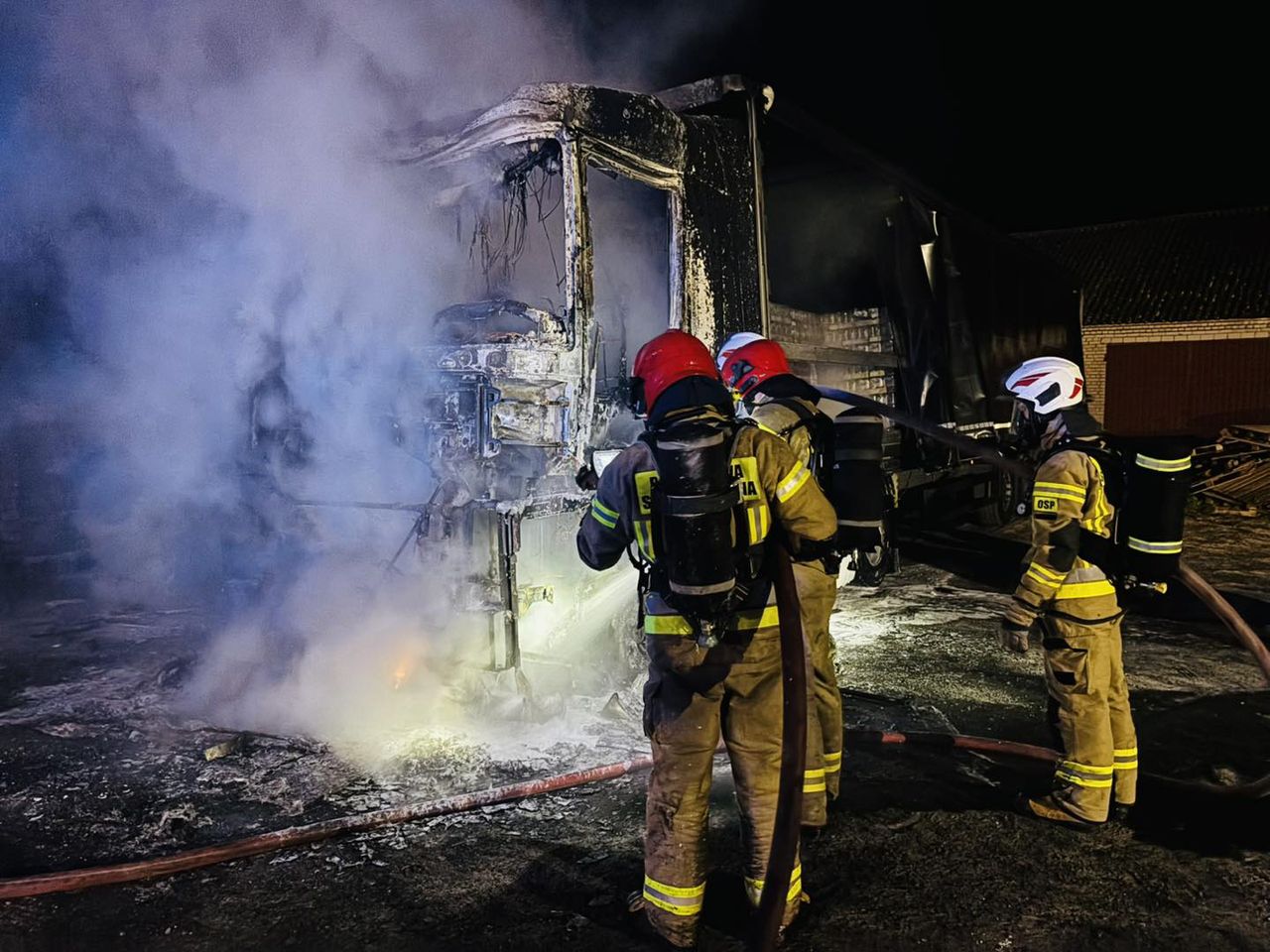 Pożar samochodu ciężarowego i budynku gospodarczego w Stropkowie!