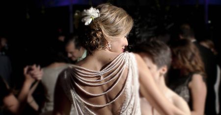 Sukienka idzie w odstawkę. Ekspertka zdradziła, co teraz rządzi na weselach