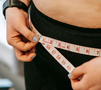 Tych owoców unikaj, jeśli chcesz schudnąć. Dietetyk pokazuje listę