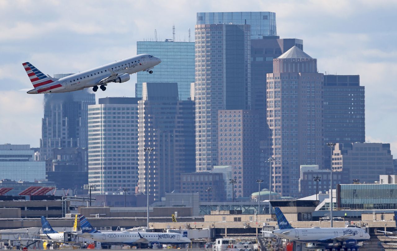 American Airlines jet heads to Boston after windshield cracks