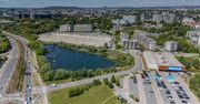 Plaza Nova, hotele, sklepy, ale na razie pusty plac po galerii handlowej. Kiedy ruszy inwestycja nad Stawem Dąbskim w Krakowie?