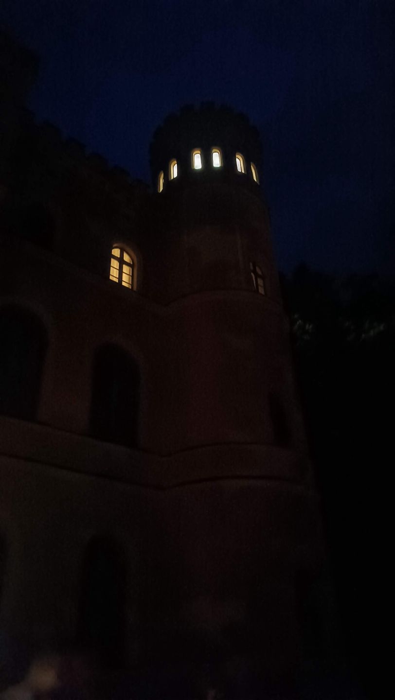 Widok na wieżę zamku nocą