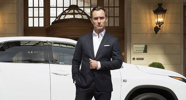 Jude Law w interaktywnym spektaklu „The Life RX” promuje nowego Lexusa (wideo)