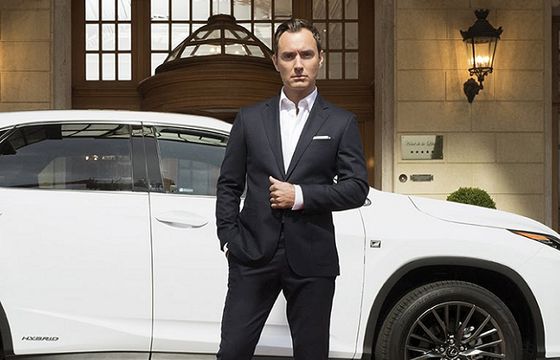 Jude Law w interaktywnym spektaklu „The Life RX” promuje nowego Lexusa (wideo)