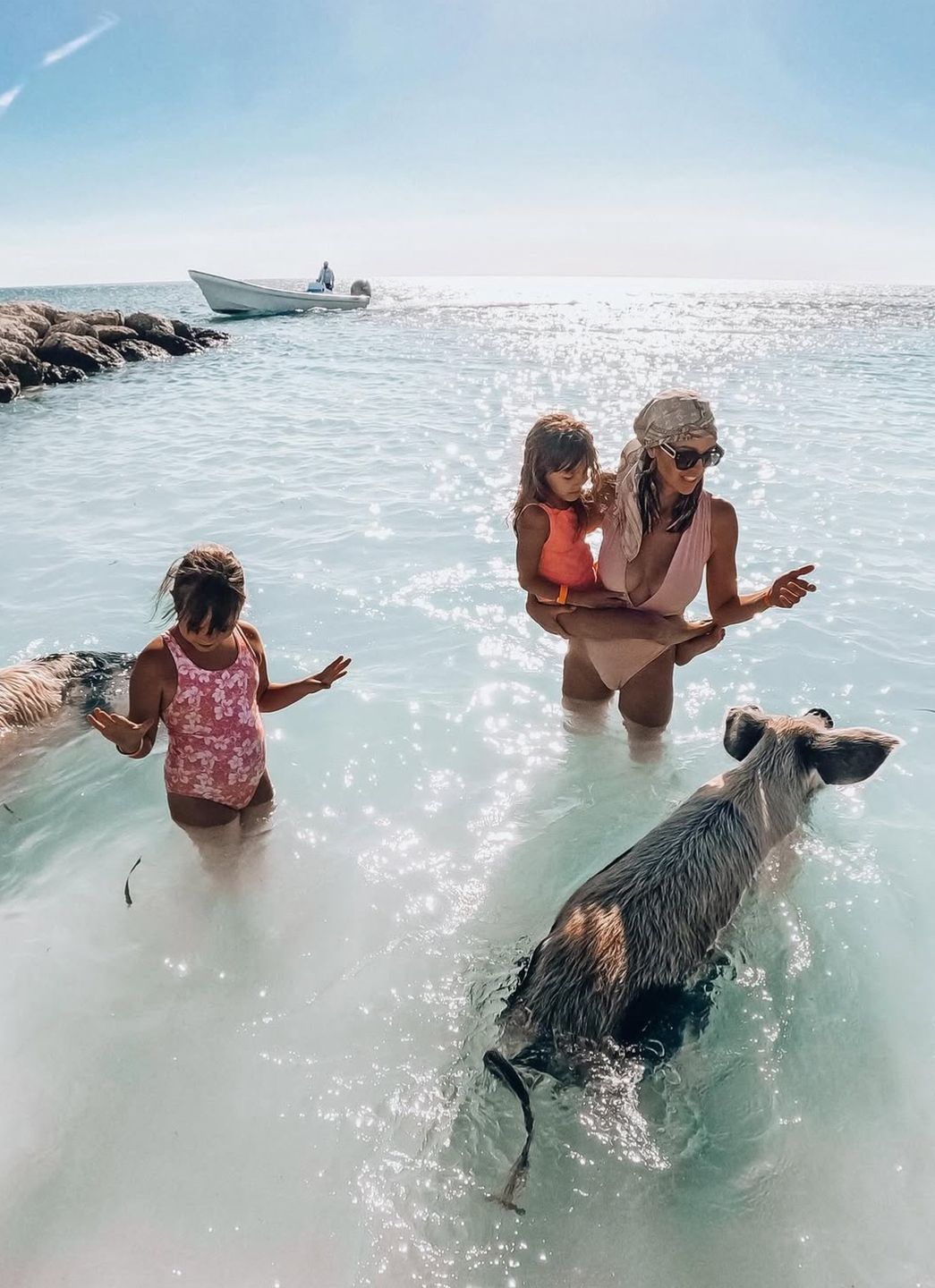Anna Wendzikowska pluska się ze świniami