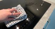 Wylewam na płytę indukcyjną. Lśni tak, że mogę się w niej przejrzeć