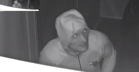 Ukradł mięso ze sklepu. Policja publikuje wizerunek podejrzanego i apeluje o pomoc w ustaleniu jego tożsamości