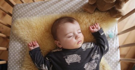 Biały szum jak kołysanka. Dlaczego dzieci przy nim zasypiają?