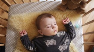 Biały szum jak kołysanka. Dlaczego dzieci przy nim zasypiają?