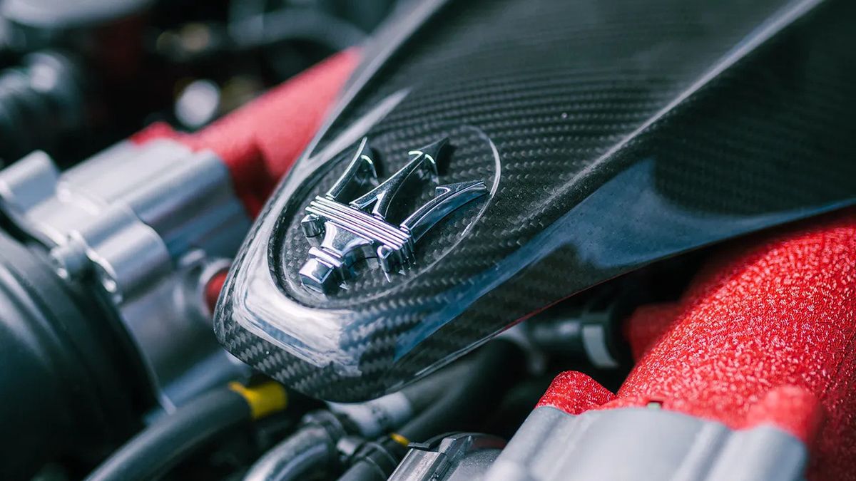 Maserati - logo na silniku