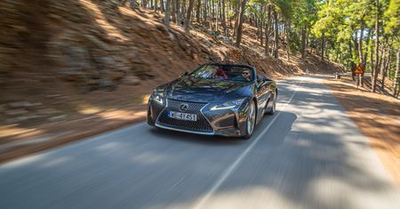 Gran turismo kabrioletem przez Rodos — miejsca, które warto zobaczyć oraz te, których nie mogą ominąć wasze żołądki