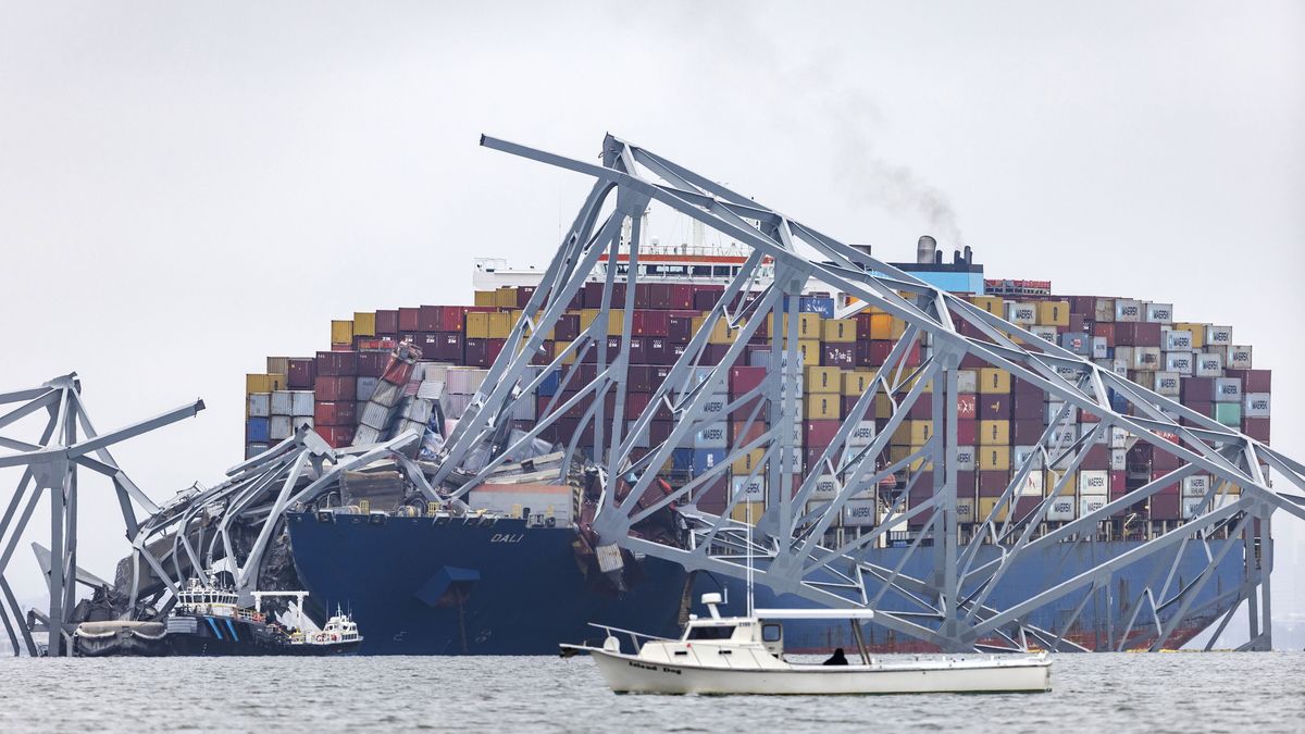 Wreckage from the Francis Scott Key Bridge remains on top of the 984-foot cargo ship Dali after the vessel lost power and collided with the 51-year-old bridge in Baltimore, Maryland, USA, 27 March 2024. The Francis Scott Key Bridge collapsed due to a ship strike on 26 March 2024. Two people were rescued, while at least six others, all members of a construction crew working on the bridge at the time of the incident according to authorities, were still missing. Divers are working to recover the bodies of the six missing construction workers, who are now presumed dead, the US Coast Guard said. EPA/JIM LO SCALZO Dostawca: PAP/EPA.