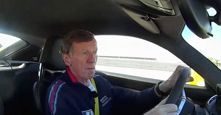 Wybierz się na przejażdżkę w Porsche Caymanie GT4 z Walterem Röhrlem [wideo]