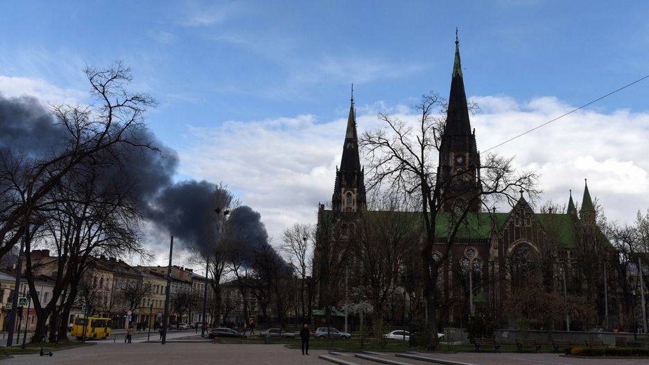 Wojna na Ukrainie - atak rakietowy na Lw�wDark smoke rise following an air strike in the western Ukrainian city of Lviv, on April 18, 2022. - A series of "powerful" Russian strikes on military infrastructure in Lviv on April 18, 2022, left several dead and ignited blazes in the west Ukraine city that has been spared fierce fighting. (Photo by Yuriy Dyachyshyn / AFP)YURIY DYACHYSHYN