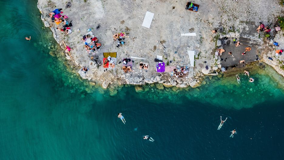 Ludzie korzystają z ciepłych dni na Zakrzówku (zd. ilustracyjne)